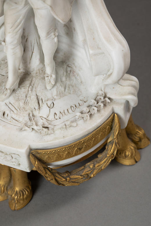 独角鹿西洋古董19世纪末法国出品卷叶纹铜鎏金精雕装饰古典人物主题素胎瓷雕座钟烛台三件套 商品图8