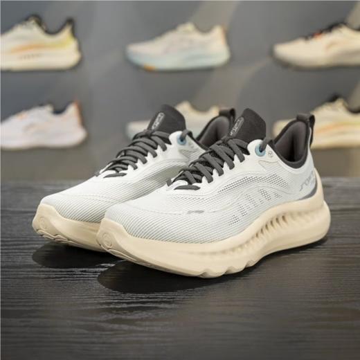 李宁男子2025秋季防滑透气休闲鞋AGLV009-9 商品图1