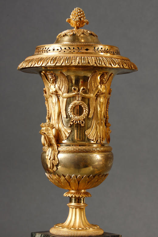 独角鹿西洋古董1800–1810年代法国Ridel工坊出品新古典主义风格大理石底座装饰神话人物主题铜鎏金精雕美第奇樽造型座钟及带盖樽三件套 商品图3