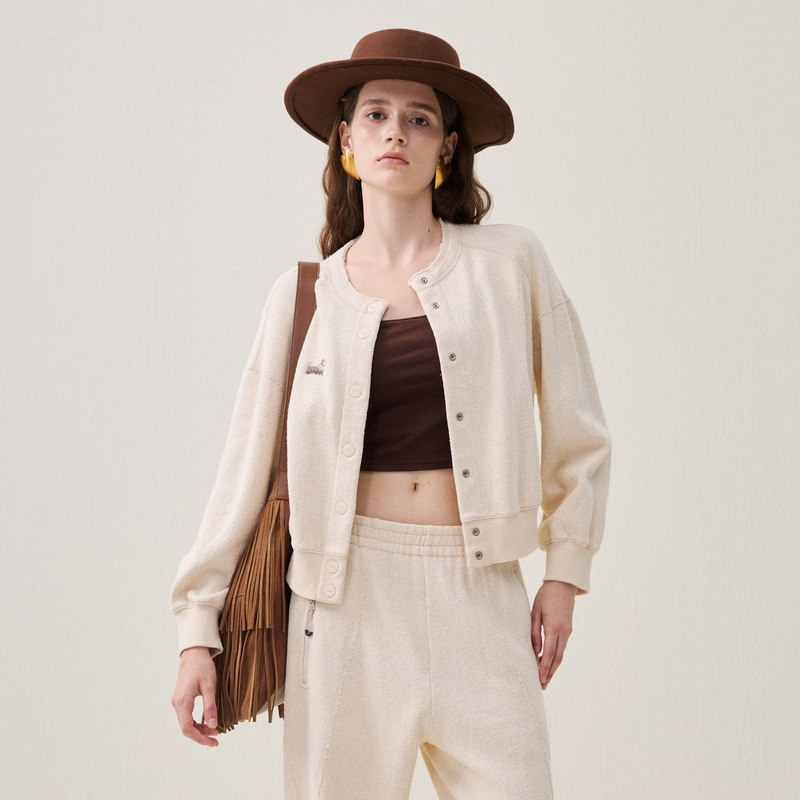 谜底圆领外套长袖2025年冬季新品柔软亲肤绣花学院风女254MW1665