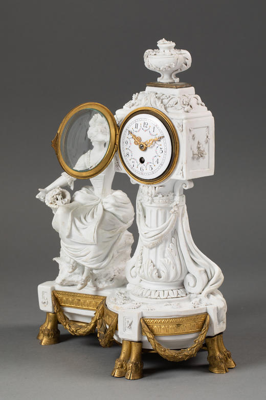 独角鹿西洋古董19世纪末法国出品卷叶纹铜鎏金精雕装饰古典人物主题素胎瓷雕座钟烛台三件套 商品图2