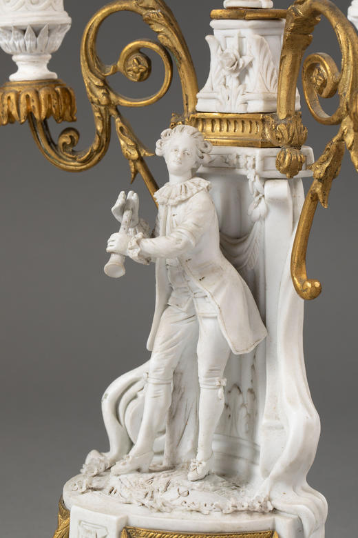 独角鹿西洋古董19世纪末法国出品卷叶纹铜鎏金精雕装饰古典人物主题素胎瓷雕座钟烛台三件套 商品图11