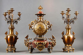 独角鹿西洋古董1880年代法国G. Servant工坊出品东方风格红色大理石底座装饰瑞兽飞蝶主题铜鎏金精雕座钟烛台三件套