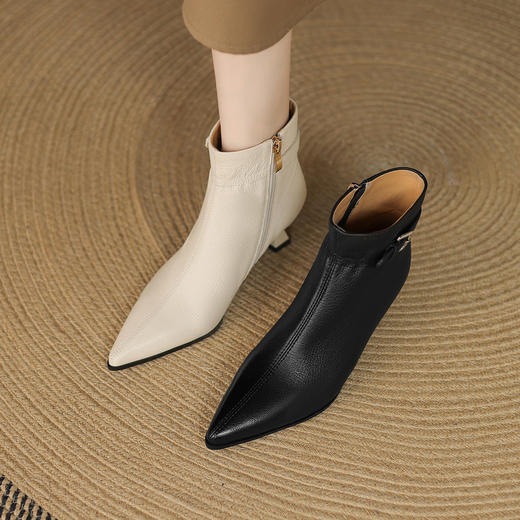 【预售5天】法式洋气小短靴女秋冬季加绒细跟高跟鞋尖头软底不累脚羊皮及踝靴DS&675 商品图1