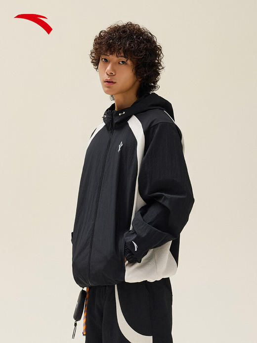 安踏欧文系列 男女同款新款宽松梭织外套休闲潮流运动上衣172531601 基础黑/泥沙灰-5 商品图1