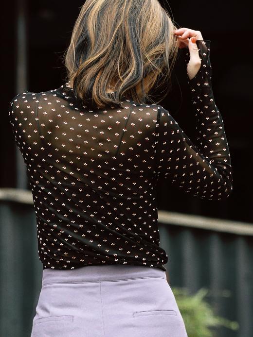 TYNVIE 黑色迷你花卉透视袖上衣 商品图8