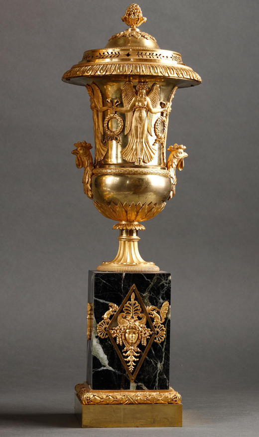 独角鹿西洋古董1800–1810年代法国Ridel工坊出品新古典主义风格大理石底座装饰神话人物主题铜鎏金精雕美第奇樽造型座钟及带盖樽三件套 商品图2