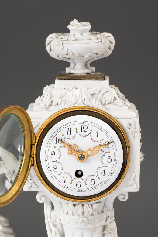 独角鹿西洋古董19世纪末法国出品卷叶纹铜鎏金精雕装饰古典人物主题素胎瓷雕座钟烛台三件套 商品图6