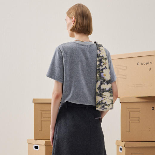 谜底V领T恤短袖2025年冬季新品立体绒花原创小马章仔女254MT1486 商品图2