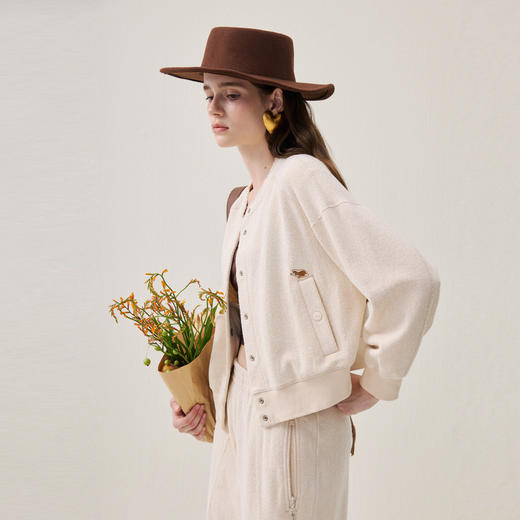 谜底圆领外套长袖2025年冬季新品柔软亲肤绣花学院风女254MW1665 商品图1