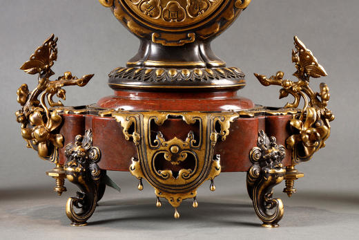 独角鹿西洋古董1880年代法国G. Servant工坊出品东方风格红色大理石底座装饰瑞兽飞蝶主题铜鎏金精雕座钟烛台三件套 商品图6