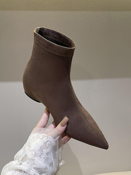 REREJOY精致小尖头绒面后拉链小短靴 尖头设计穿着性感又显瘦 羊猄绒面料舒适柔软 内增3cm显高显腿长 时尚简约百搭 商品图6