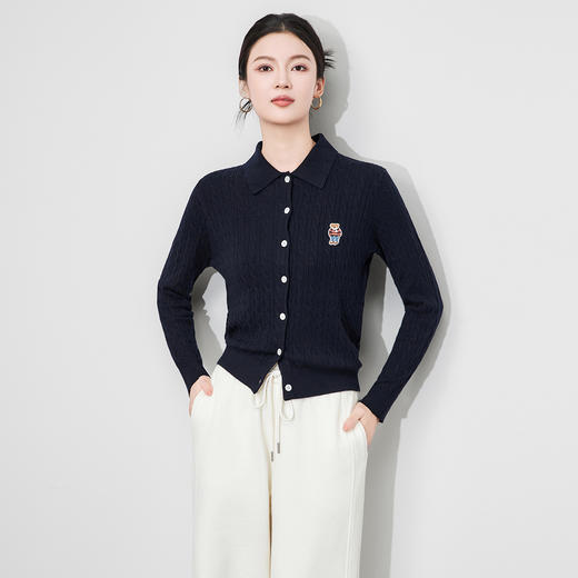 「高货wl」全新升级【铂金会员201/天猫269/差价68】(02040)洛诗琳小熊针织上衣2025秋冬复古老钱风修身显瘦POLO开衫 商品图2
