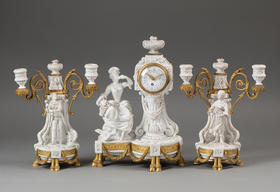 独角鹿西洋古董19世纪末法国出品卷叶纹铜鎏金精雕装饰古典人物主题素胎瓷雕座钟烛台三件套