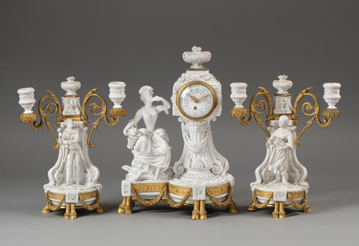 独角鹿西洋古董19世纪末法国出品卷叶纹铜鎏金精雕装饰古典人物主题素胎瓷雕座钟烛台三件套 商品图0