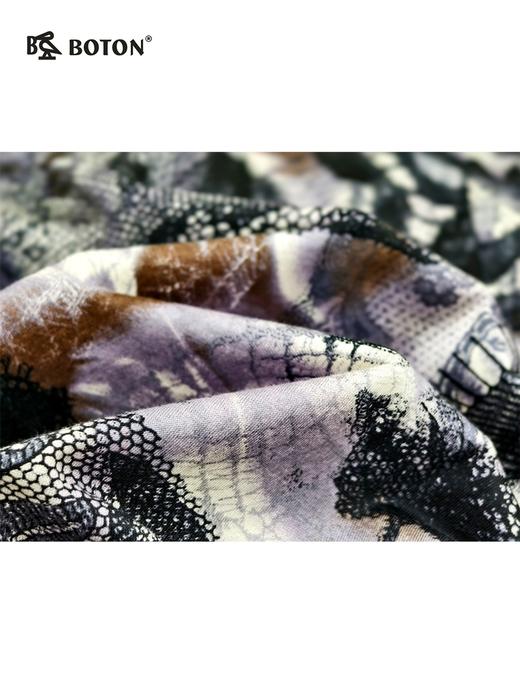 【第2件半价！尾货清仓不退换】波顿女士夏季复古风暗纹印花短袖 柔滑修身设计感小众款LT166 商品图2