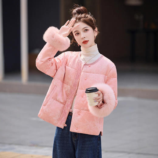时尚新中式粉色羽绒服，毛领盘扣保暖外套HR-AQHUI8132 商品图0