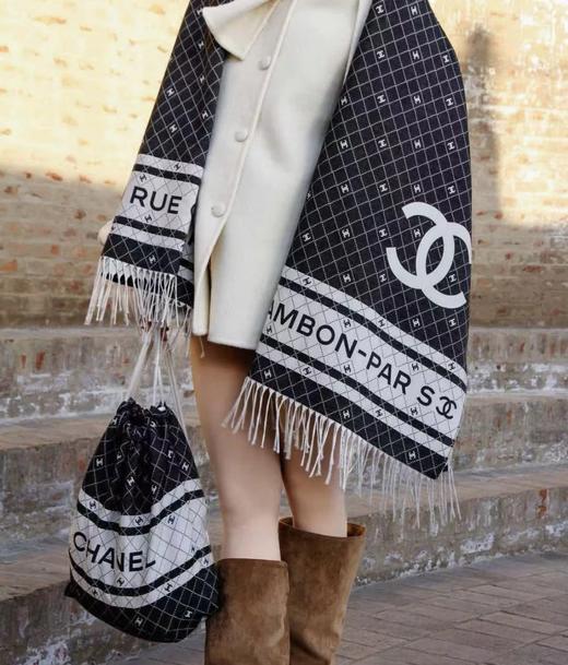 一套难求    香nn双面精密提花围巾披肩   配收纳袋  桑蚕丝棉混纺   410克重磅披肩围巾 商品图0