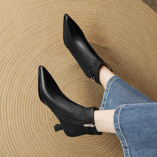 【预售5天】法式洋气小短靴女秋冬季加绒细跟高跟鞋尖头软底不累脚羊皮及踝靴DS&675 商品图3