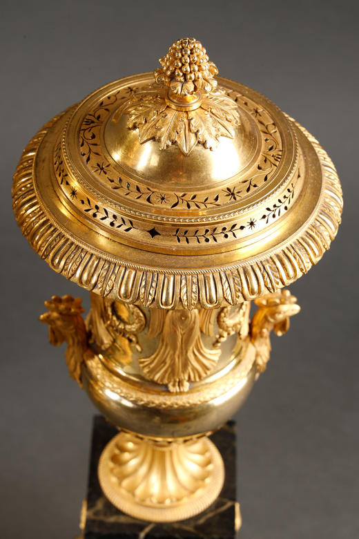 独角鹿西洋古董1800–1810年代法国Ridel工坊出品新古典主义风格大理石底座装饰神话人物主题铜鎏金精雕美第奇樽造型座钟及带盖樽三件套 商品图5