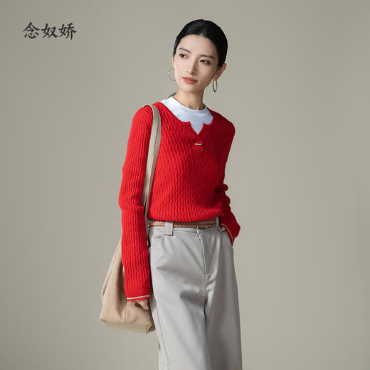 【商场同款】CNK4982 “魅力绞花毛衫”喜庆中国红 经典H版型 松弛有度 圆V领型视觉拉长颈部线条 精致造型金属扣 软糯亲肤毛衣 商品图10