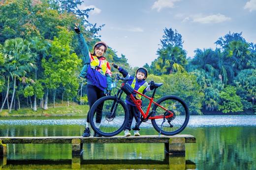 限时早鸟立减600！【海南岛骑士精神】东线+西线亲子骑行！6段不同骑行体验：海滩绿道、火山村落小道、白沙银滩和礁石海岸、火山岩海岸线及风车海岸线、花瓣形人工岛屿、热带雨林和热带花园… 商品图6