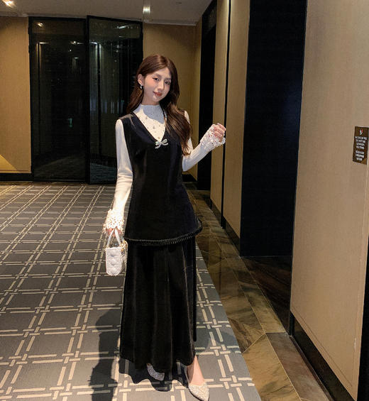 张心子【复古大女主】赫本V领气质丝绒背心裙 U2511039 商品图4