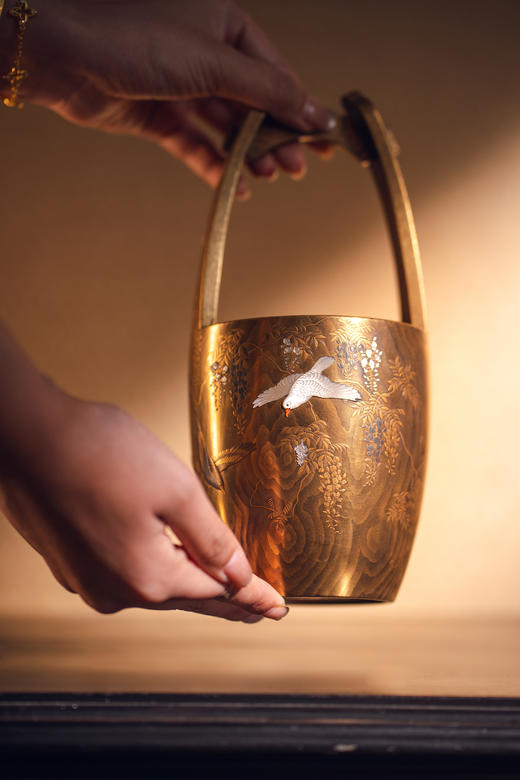 【已售】独角鹿西洋古董18世纪末日本江户时代出品「抱義斎 草鴻」款东瀛山林花鸟主题木胎金漆莳绘芝山镶嵌篮式花器 商品图1