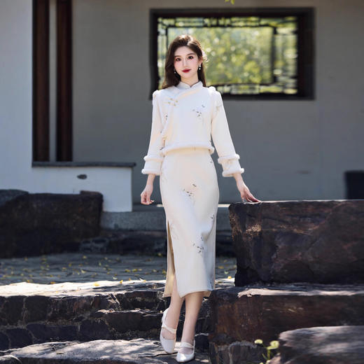 MYJ 绣花麂皮绒旗袍保暖加绒毛领新中式国风两件套 商品图3