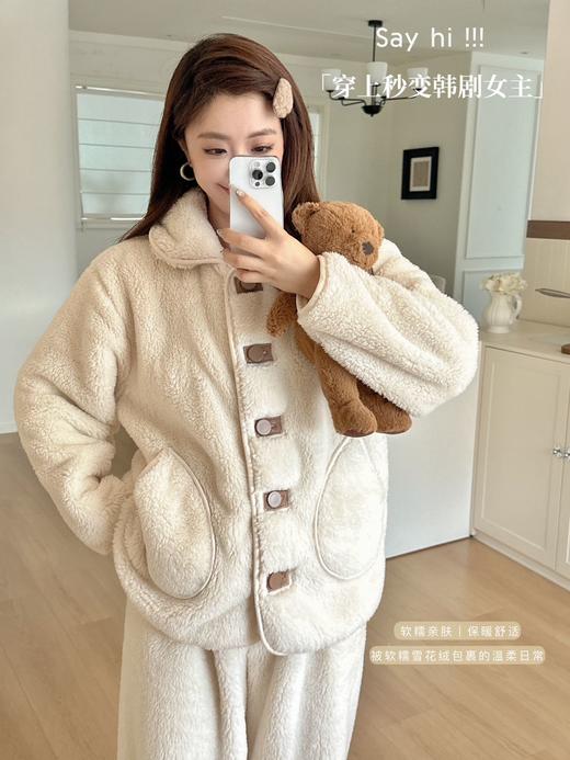 【居家服饰|吾家成人加绒睡衣】面料触感细腻，顺滑亲肤，开衫纽扣设计，穿脱方便对懒人友好，裤腰松紧带+可调节抽绳，吃饱零束缚 ，袖口束口设计，好看又保暖，宽松版型适合多种身材 商品图4