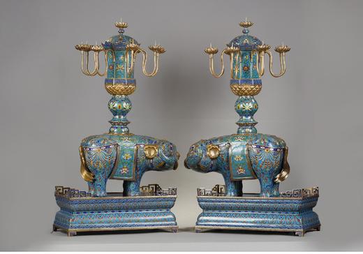 独角鹿西洋古董 19世纪末中国晚清时期出品鎏金精雕装饰「太平有象」主题铜胎掐丝珐琅多枝头烛台一对 商品图0