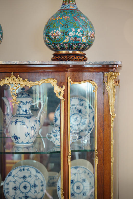 独角鹿西洋古董1880年代法国出品路易十五风格古典卷叶主题铜鎏金精雕装饰檀木菱格拼花纹玻璃展柜 商品图4