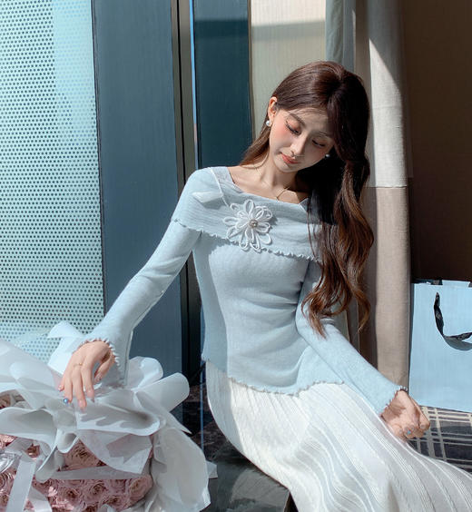 张心子【蓝色冰川湖 】温柔风弹力方领针织衫立体花上衣 U2511034 商品图2