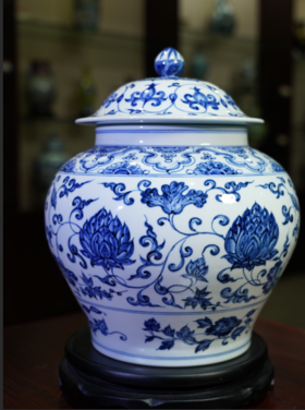 仿明宣德青花缠枝纹盖罐