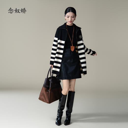 【商场同款】CNR4874黑米条纹“摩登开衫” 简约廓形宽松的包容感 立翻领型结合拉链设计 轻松帅气 正反双面四平针法 挺括有型毛织开衫 商品图4