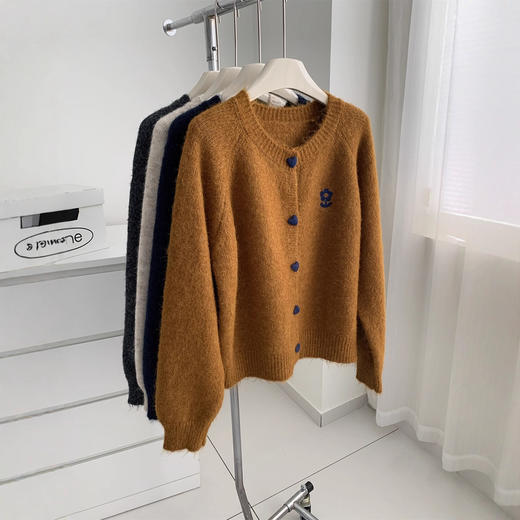 洋气复古爱心扣圆领毛衣针织开衫女！2025秋冬韩系刺绣上衣毛衣外套！ 商品图1