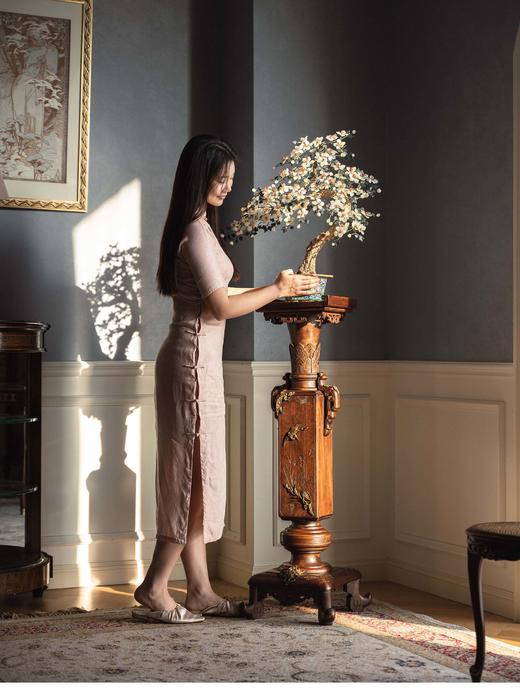 【已售】独角鹿西洋古董 19世纪法国出品东方风格花鸟造型铜鎏金精雕装饰吉祥回纹主题硬木花几 商品图1