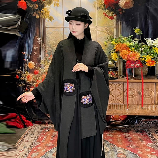 【冬季新品】景星民族风绣花毛织外套 | 黑色 深灰色  | 现货加急发 商品图6