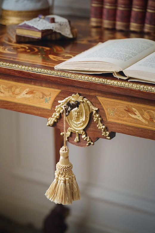 独角鹿西洋古董1890年代法国出品古典人物及卷叶纹铜鎏金精雕装饰胜利乐章主题细木镶嵌可延展式书桌 商品图5