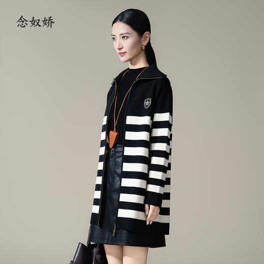 【商场同款】CNR4874黑米条纹“摩登开衫” 简约廓形宽松的包容感 立翻领型结合拉链设计 轻松帅气 正反双面四平针法 挺括有型毛织开衫 商品图2