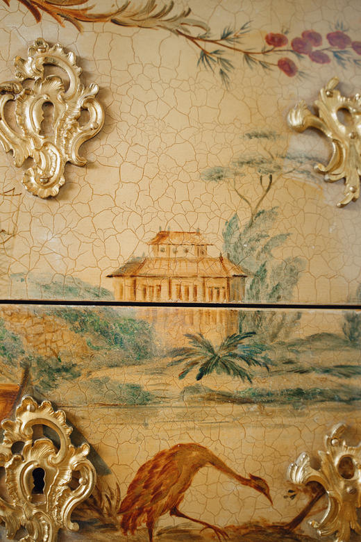 独角鹿西洋古董1950年代法国艺术家Comelli签名出品Chinoiserie中国风卷叶纹铜鎏金精雕装饰木胎漆地东方人物主题手绘嵌大理石边柜 商品图6