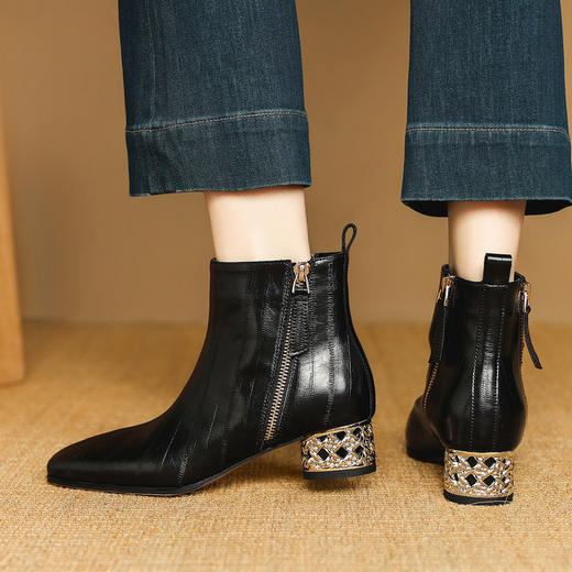 【预售5天】时尚牛皮金属电镀跟短筒时装靴方头侧拉链酒红色加绒中粗跟短靴女NJMK&K1772 商品图4