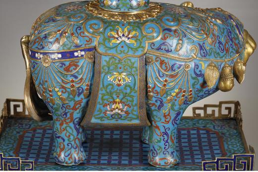 独角鹿西洋古董 19世纪末中国晚清时期出品鎏金精雕装饰「太平有象」主题铜胎掐丝珐琅多枝头烛台一对 商品图7