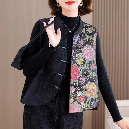 KQL422H8203 2025秋冬新款洋气不对称提花新中式马甲百搭高腰阔腿裤套装 商品图1