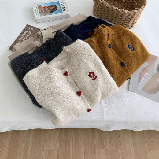 洋气复古爱心扣圆领毛衣针织开衫女！2025秋冬韩系刺绣上衣毛衣外套！ 商品图0