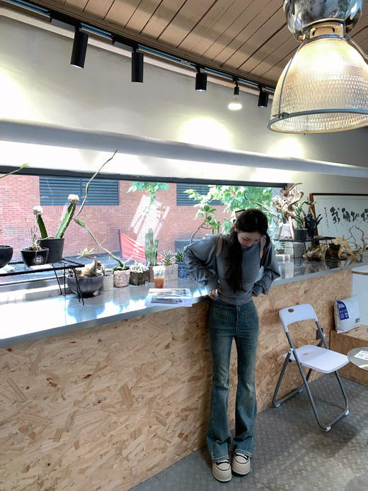 Read Nameless /冬天也有纯欲风灰色两件套+显瘦神器喇叭裤牛仔色2025/10/25 商品图3