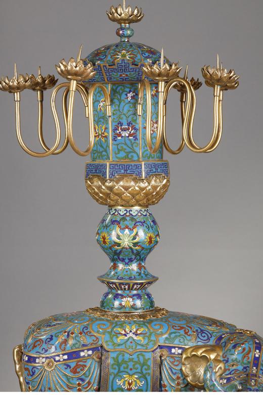 独角鹿西洋古董 19世纪末中国晚清时期出品鎏金精雕装饰「太平有象」主题铜胎掐丝珐琅多枝头烛台一对 商品图6