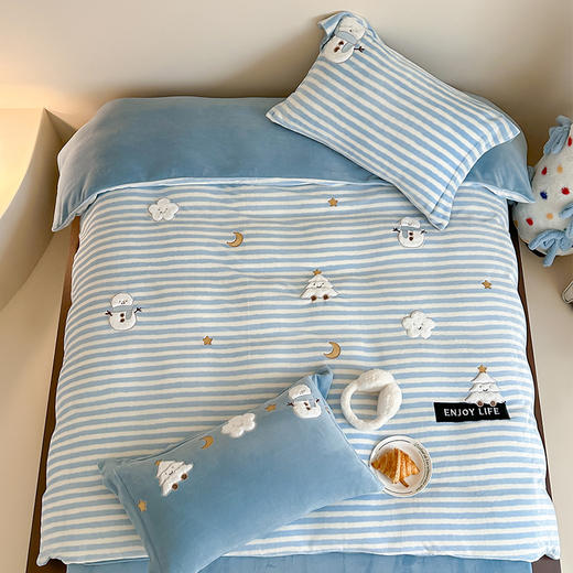 多喜爱 暖暖绒保暖四件套小狗的午后派对/雪人与梦精灵hl【6.8度升温】【立体刺绣】【高克重暖绒】萌趣毛球 一触即暖 商品图3