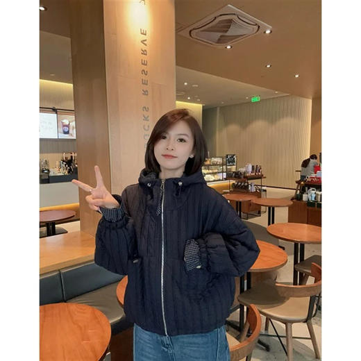 小格调！2025狠狠拿捏这个冬季！绗缝工艺假两件蝙蝠袖连帽棉服女款！ 商品图3