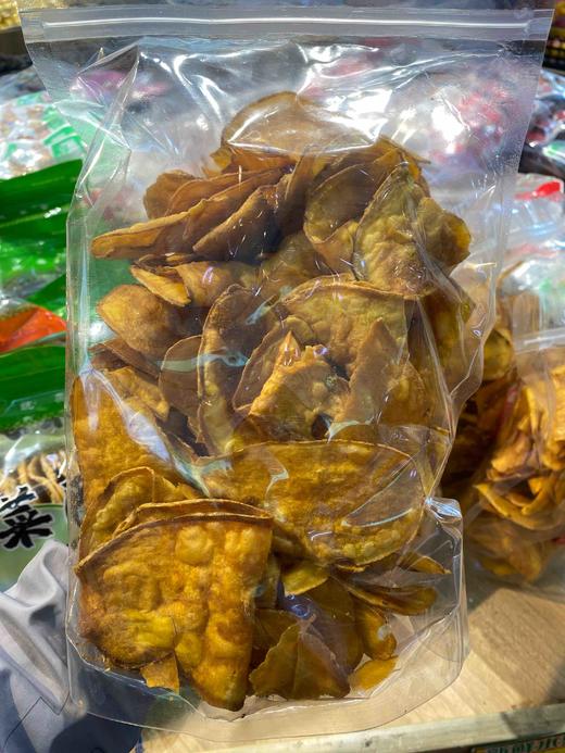 传统土特产，红薯干片，呈块状或条状，色泽橘红，味道甜美，咔吱咔吱脆，是一种健康美味的小吃，随其他水果满百送货上门。 商品图0